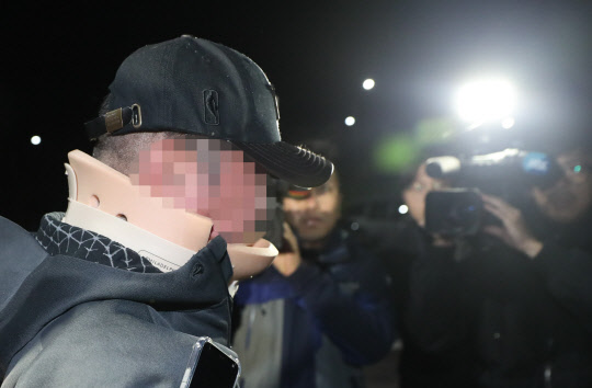 '웅동학원 비리 의혹' 조모씨 영장 기각      (의왕=연합뉴스) 신준희 기자 = 조국 법무부 장관 가족이 운영해온 학교법인 웅동학원 관련 비리 의혹을 받는 조 장관 남동생 조모씨가 9일 오전 구속영장이 기각되자 대기하고 있던 의왕시 서울구치소를 나서고 있다. 2019.10.9      hama@yna.co.kr  (끝)